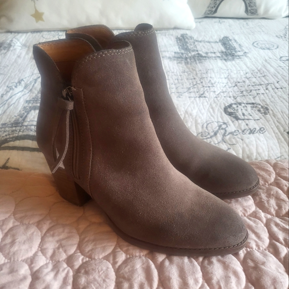 Women's Frye & Co taupe/brown Booties